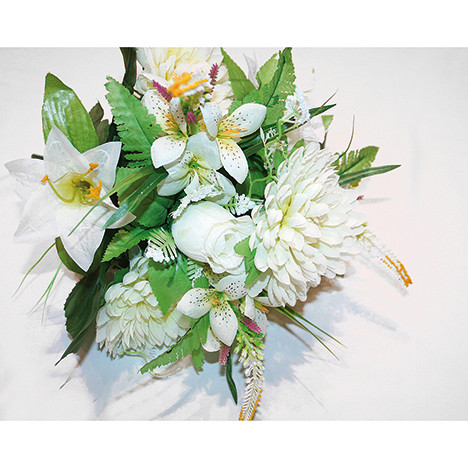 Blumenstrauß in weiß mit 13 Blumenköpfen